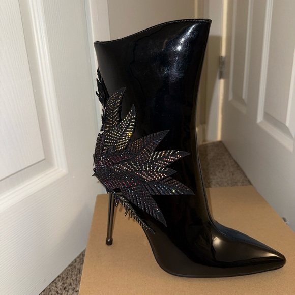 Elegant Black Stiletto Ankle Boots - Picture 1 of 3